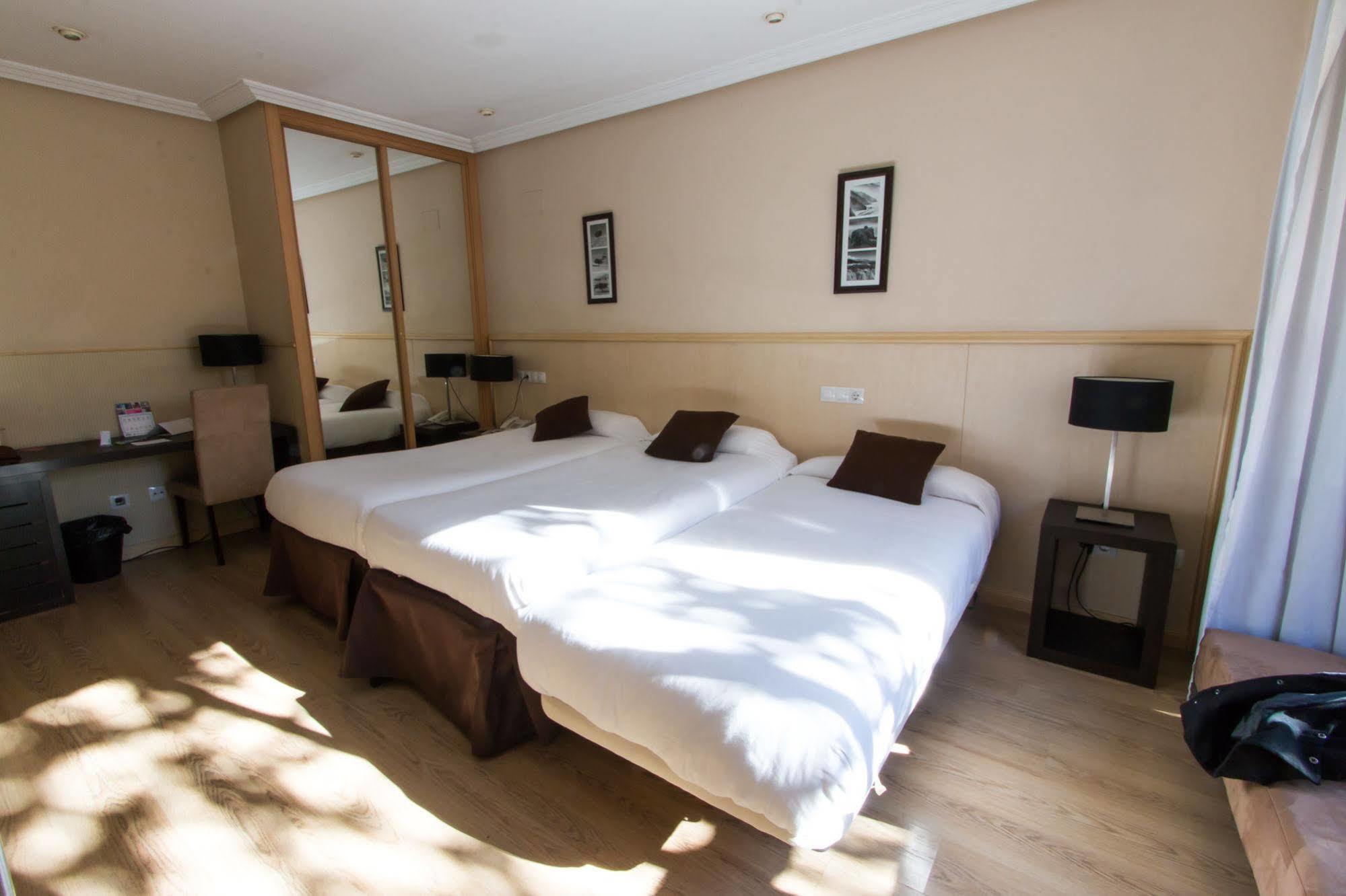 Hotel Suites Feria De Madrid Exterior foto