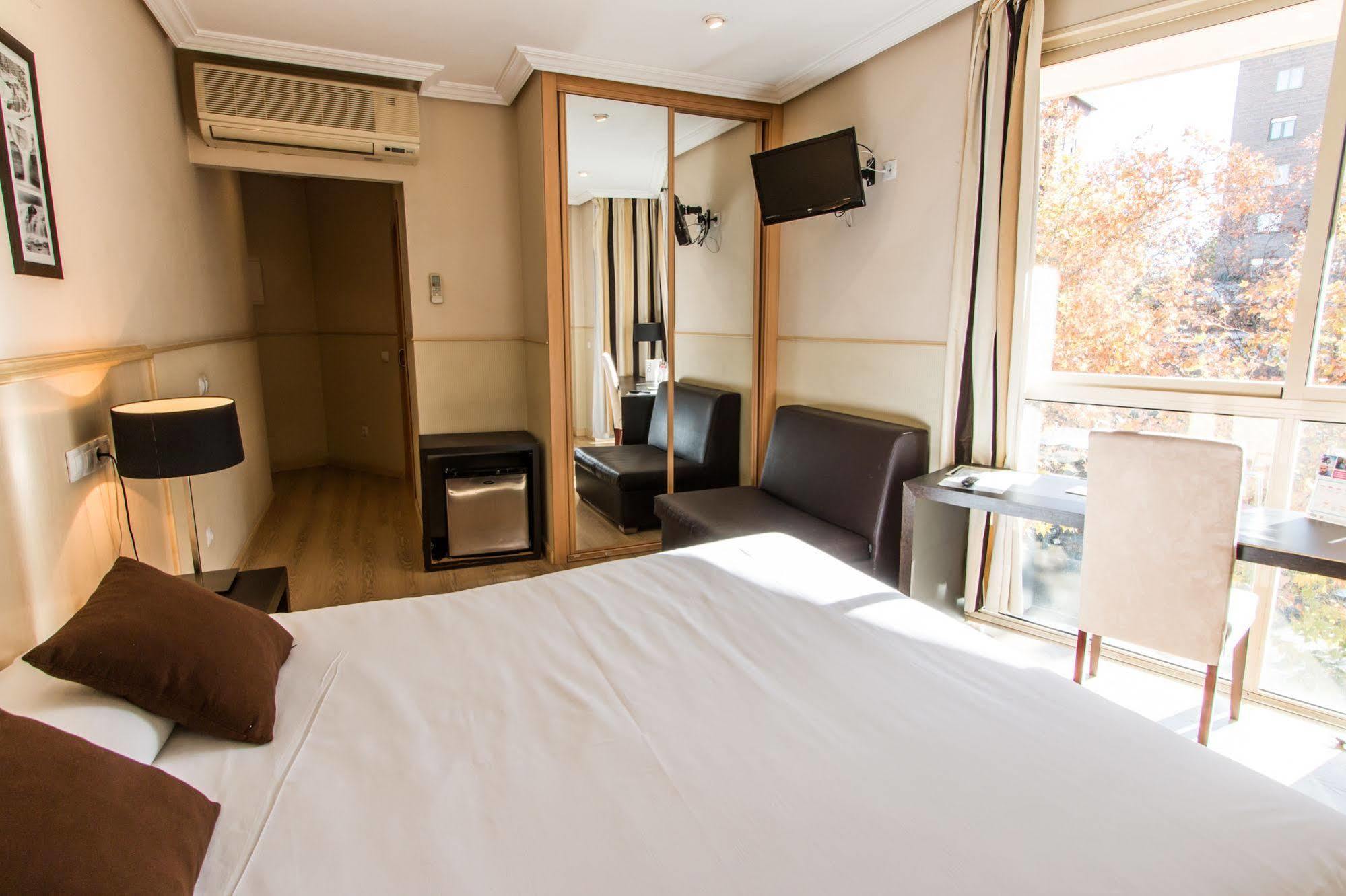 Hotel Suites Feria De Madrid Exterior foto