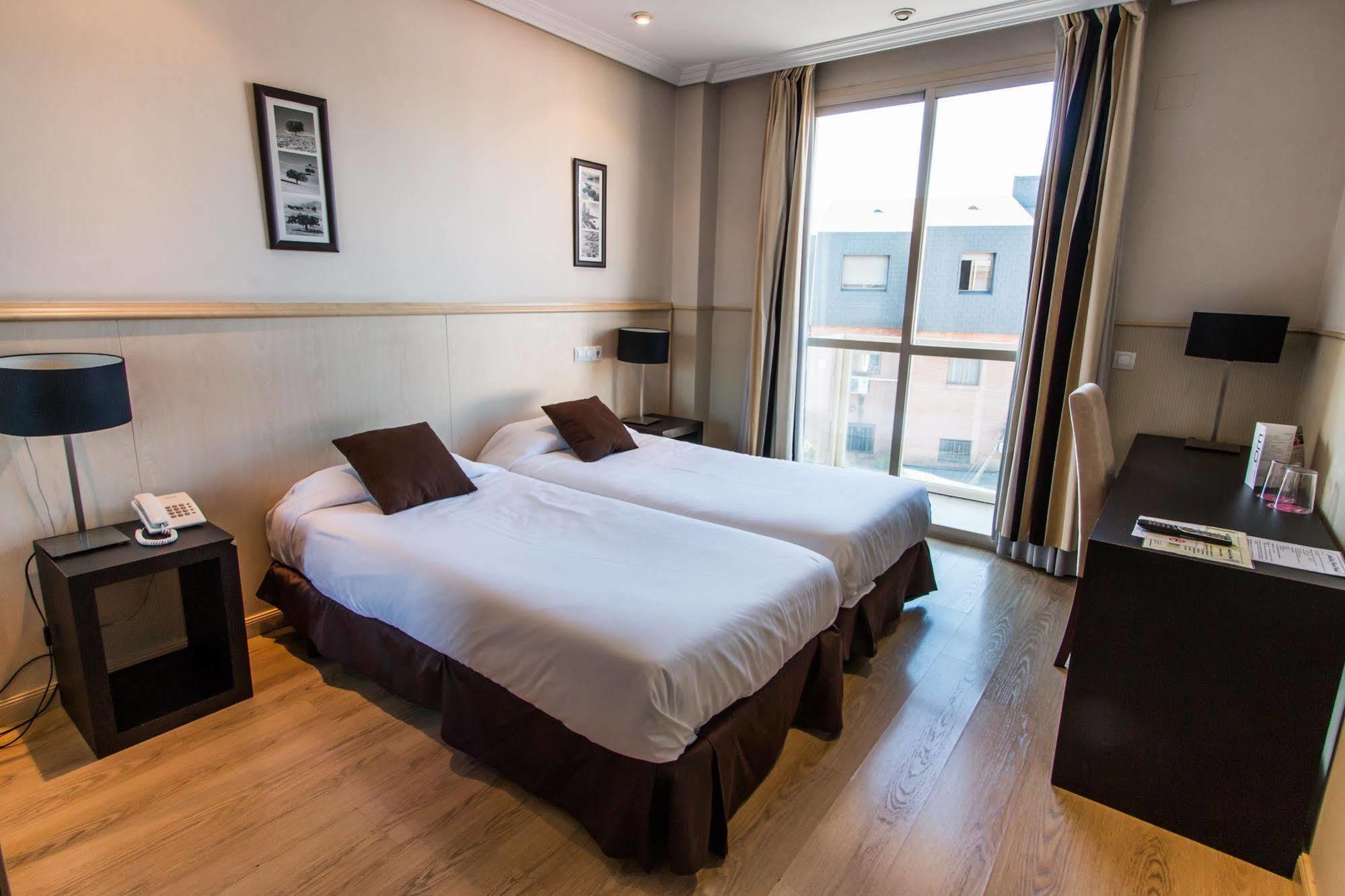 Hotel Suites Feria De Madrid Exterior foto